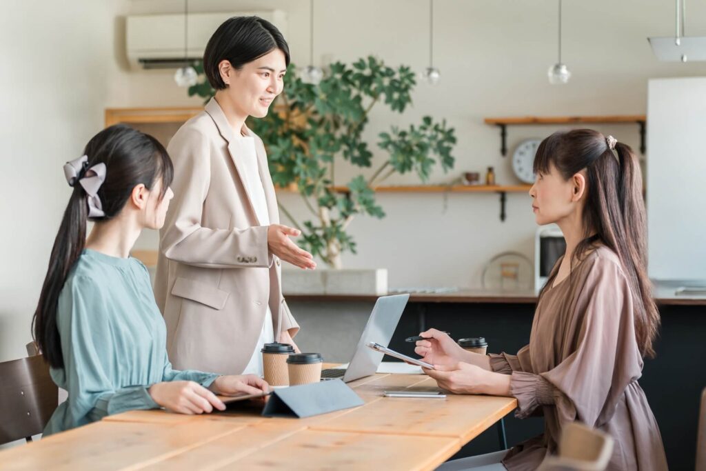 パソコンと資料を使いながら商標の運用方針を検討する会議の様子